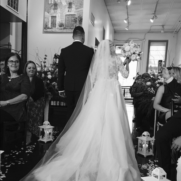 Amazing wedding dress - Picture 6 of 7